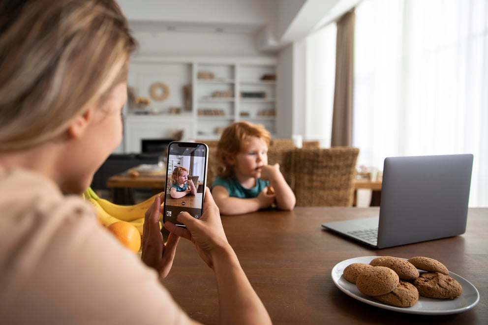 https://sibermate.com/hubfs/close-up-woman-taking-photos-kid.jpg
