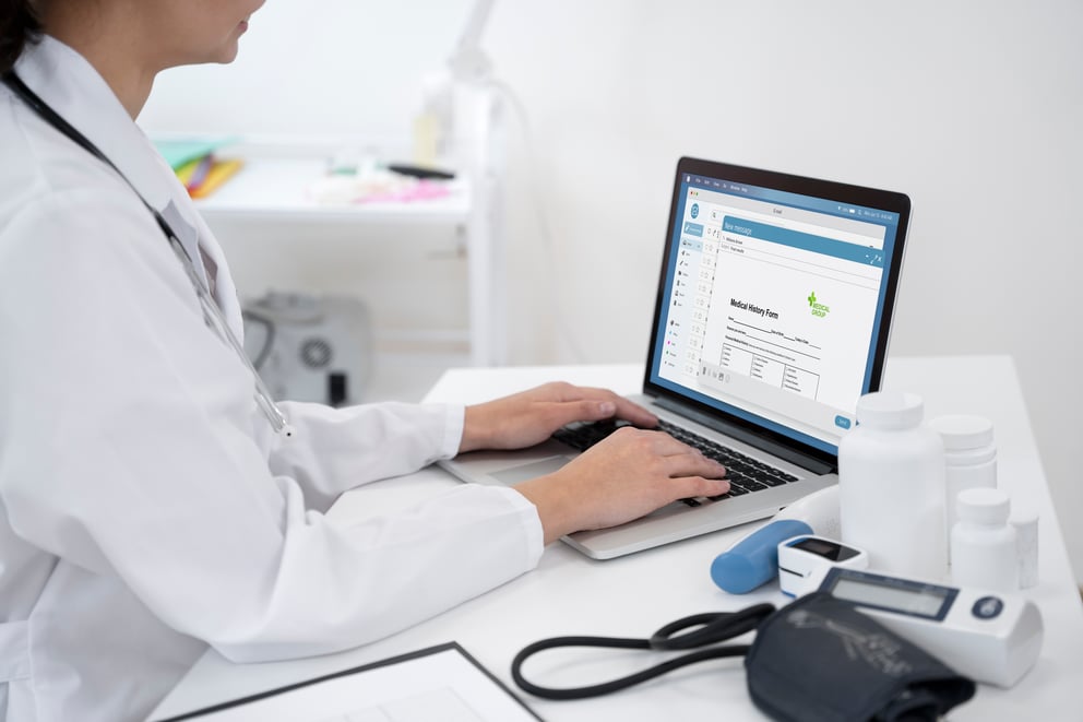 https://sibermate.com/hubfs/doctor-writing-about-routine-medical-checkup.jpg