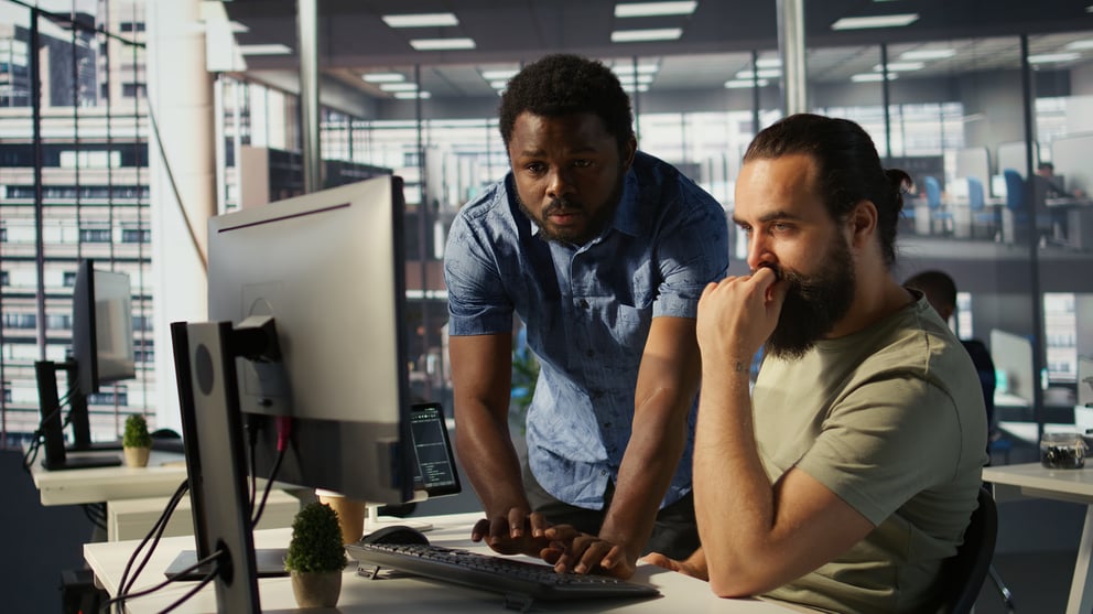 https://sibermate.com/hubfs/employee-using-computer-analyze-datasets-being-assisted-by-helpful-coworker.jpg