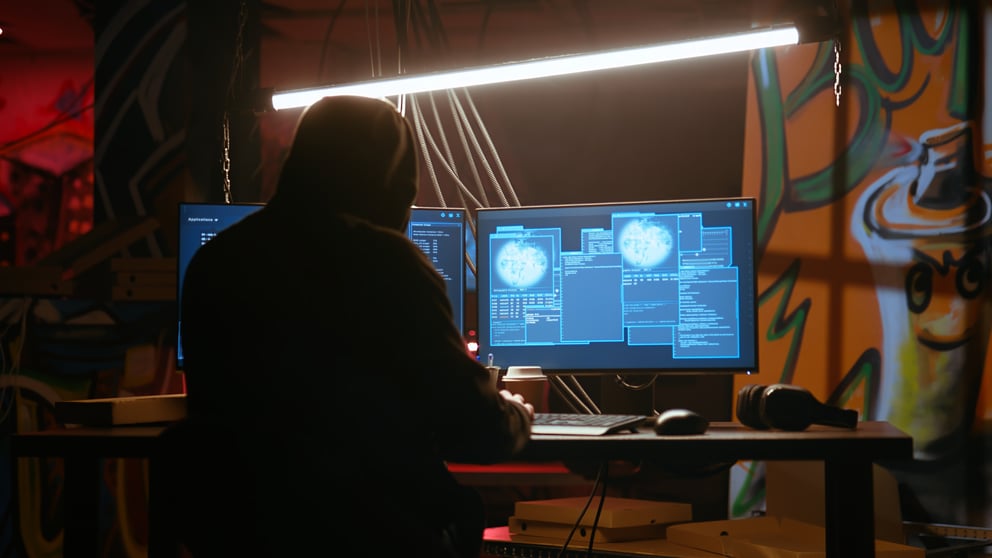 https://sibermate.com/hubfs/hacker-dark-neon-lit-underground-hq-coding-malware.jpg