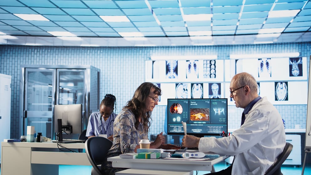 https://sibermate.com/hubfs/old-specialist-meeting-with-woman-patient-discuss-results-cabinet.jpg