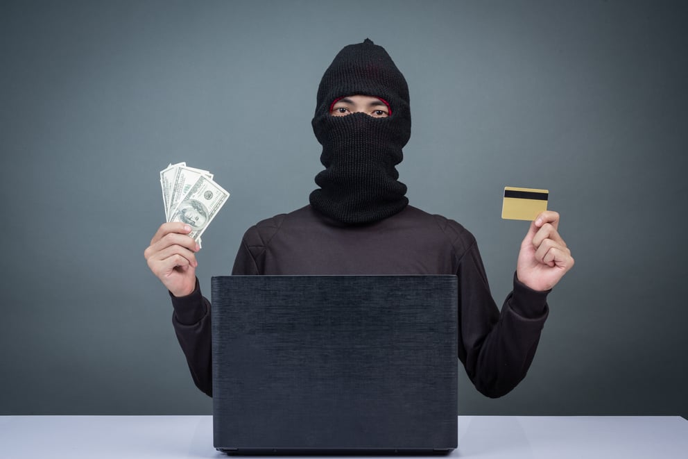 https://sibermate.com/hubfs/thieves-hold-credit-cards-using-laptop-computer-password-hacking-activities-2.jpg