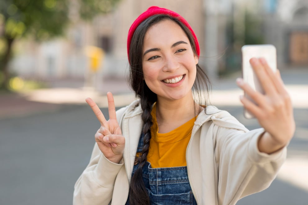 https://sibermate.com/hubfs/woman-taking-selfie-1.jpg