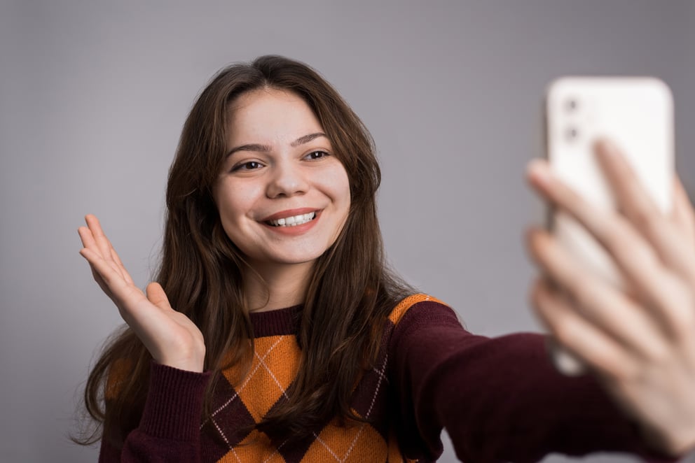 https://sibermate.com/hubfs/young-smiling-woman-filming-herself-phone.jpg